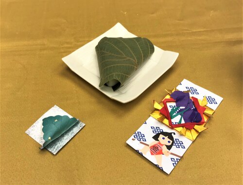 柏餅と折り紙.JPG