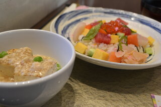 ちらし寿司と小鉢.JPG